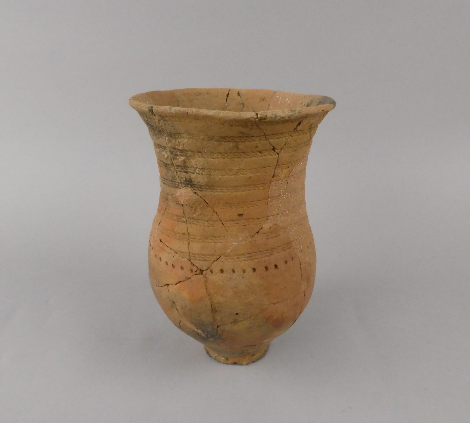 In het Erfgoedcentrum in Rozet staat een prehistorische pot die in Arnhem is gevonden. Daardoor weten we dat hier in de prehistorie ook boeren hebben gewoond.

Fantaseer! Voor het maken van zulke potten was klei nodig. Hoe kwamen de Arnhemse boeren aan hun klei?