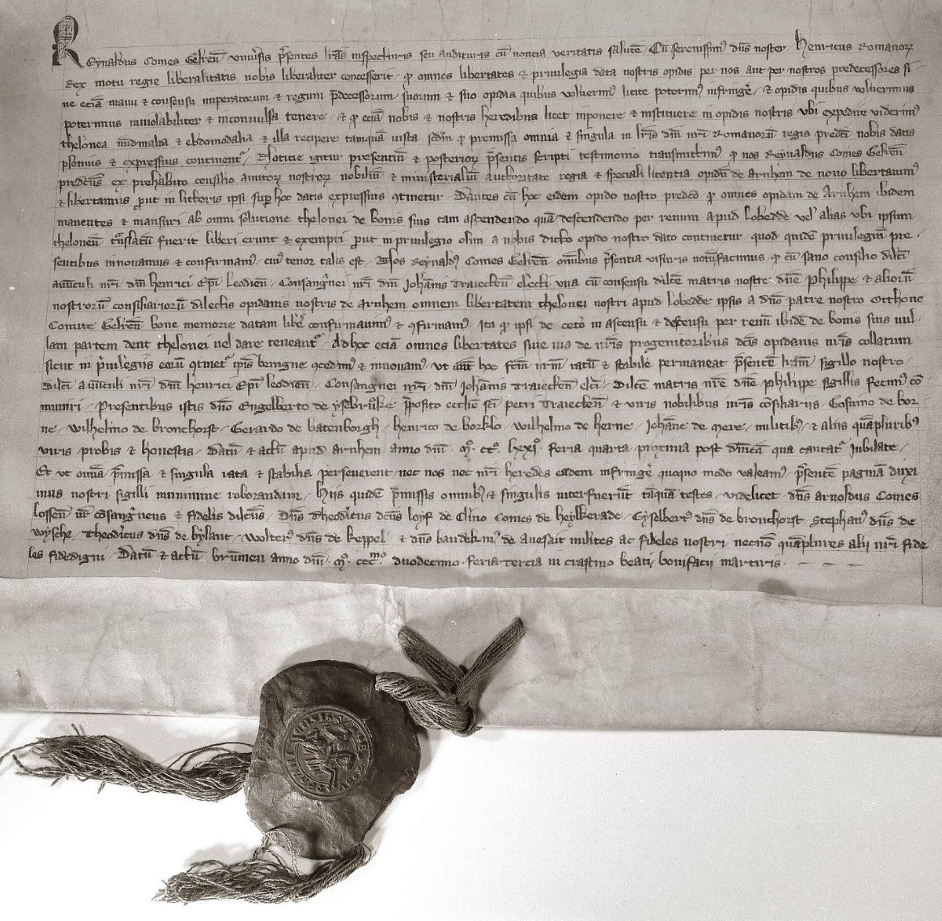 Rond 1200 is Arnhem nog maar een dorp. Er staat een kerk, wat huizen en boerderijen en soms komen er wat handelaren langs. Als Graaf Otto van Gelre Arnhem in 1233 stadsrechten geeft, verandert dit.
Wat zijn dat eigenlijk, stadsrechten?