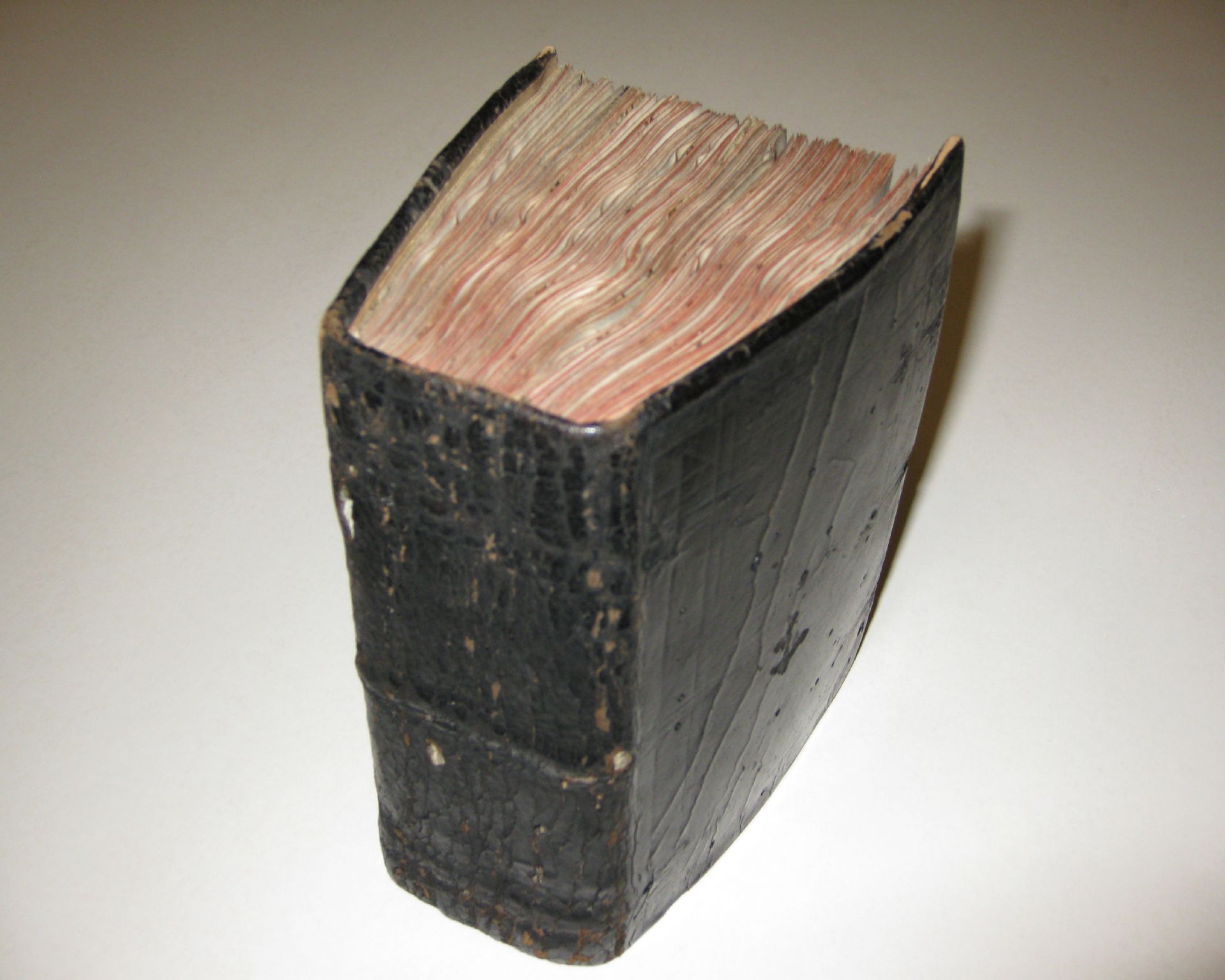 E�n van de meest bijzondere boeken in het Erfgoedcentrum in Rozet is een getijdenboek uit 1469. Dit boekje van 15 cm hoog is met de hand geschreven en versierd. Dat heeft veel tijd gekost!
De letters in deze tijd zien er heel anders uit.