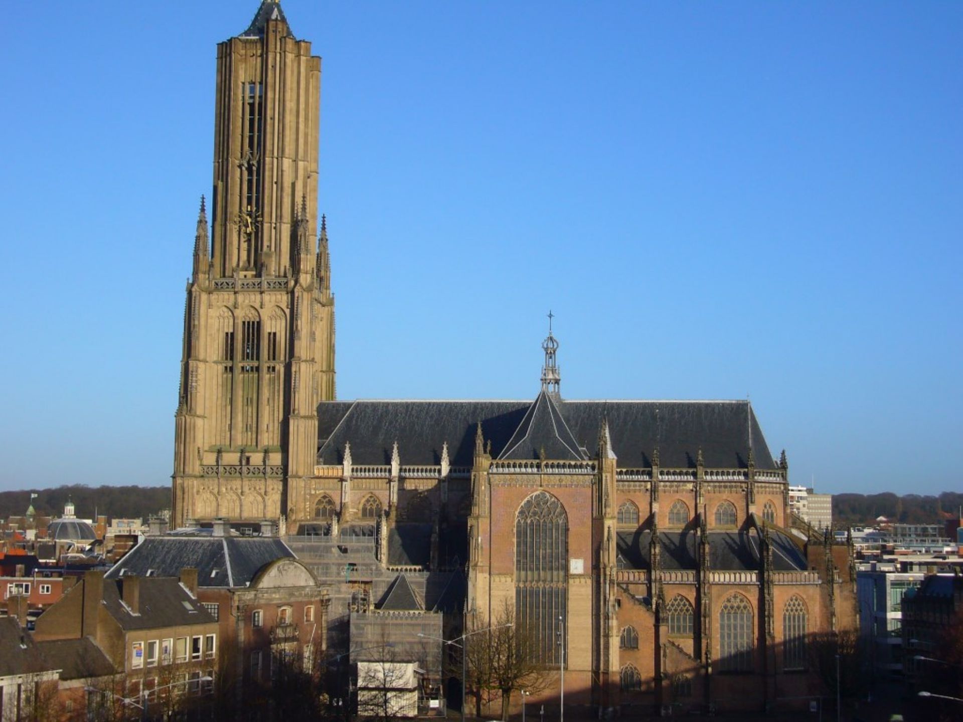 Aan het begin van de middeleeuwen stond er in Arnhem een kerkje. Maar rond 1400 was deze al te klein. Daarom werd in 1452 begonnen met de bouw van de Eusebiuskerk: nog steeds ��n van de meest opvallende gebouwen van de stad. 
Wat weet jij over de Eusebius?