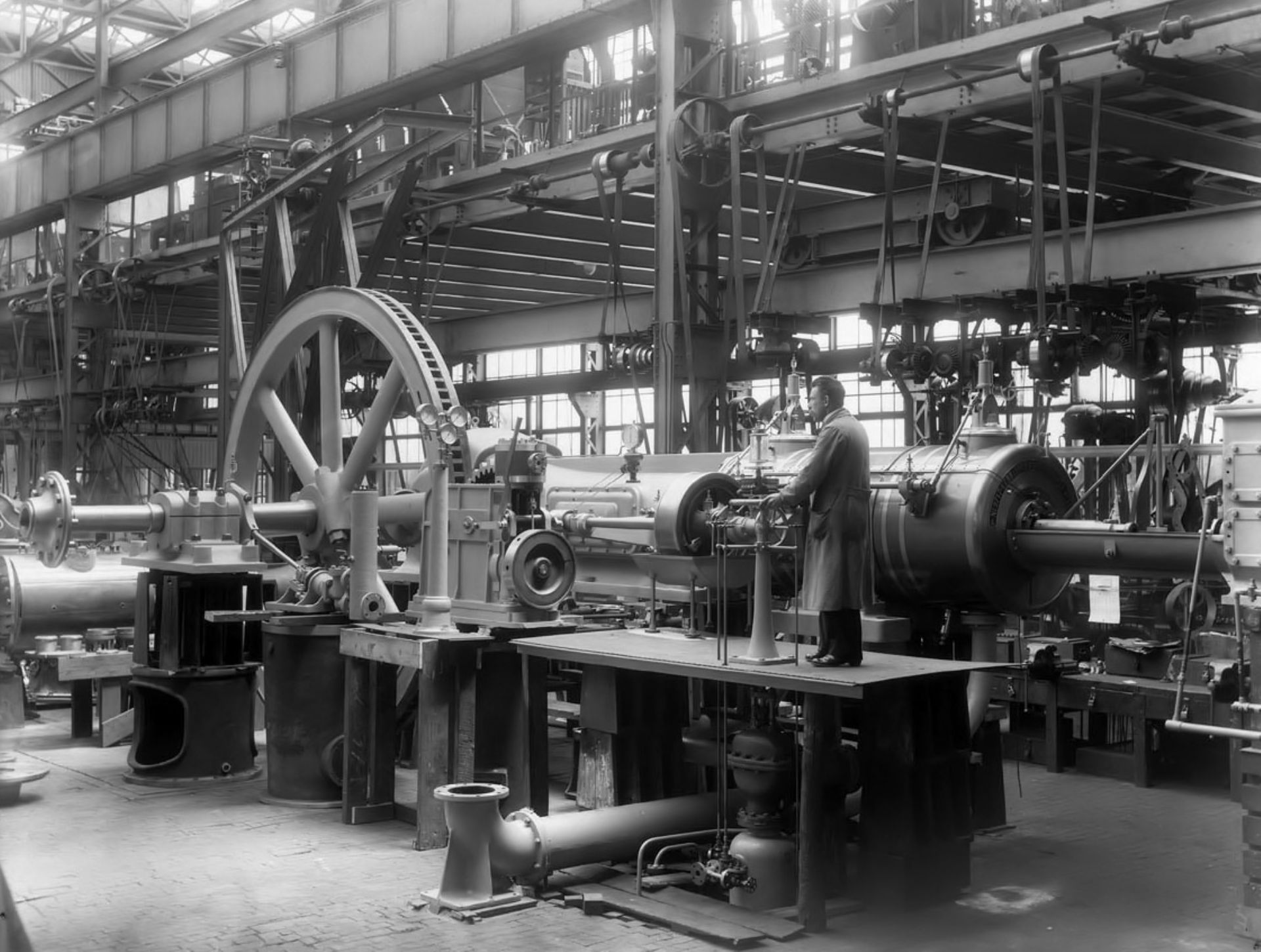 In de 19e eeuw komen er steeds meer en steeds grotere fabrieken in Nederland: de industri�le revolutie! In deze fabrieken wordt vaak gewerkt aan de supermoderne lopende band en er komen stoommachines. Er wordt  sneller en meer geproduceerd dan mensen ooit met de hand konden maken.