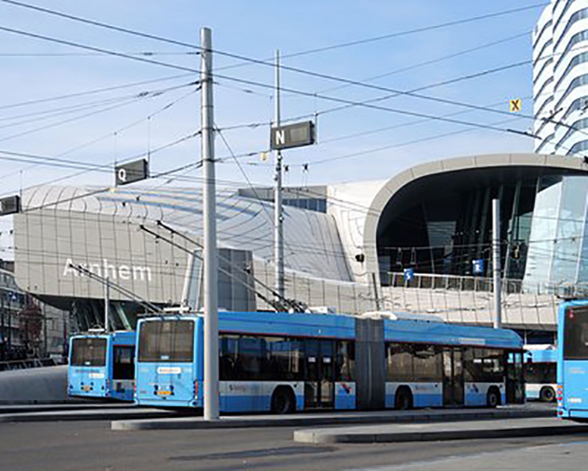 Voor Arnhemmers is het heel gewoon: een bus aan een elektriciteitskabel. Toch zijn deze trolleybussen erg bijzonder. Nergens in Europa rijden er meer trolleybussen dan in Arnhem!�